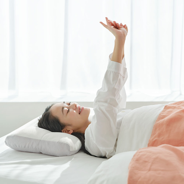 目覚めた笑顔の女性